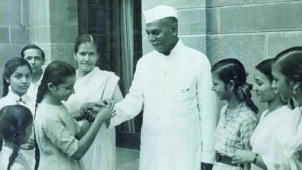 राष्ट्रपति के तौर पर मात्र इतना वेतन लेते थे डॉ राजेंद्र प्रसाद, रखा था  केवल एक कर्मचारी, सादगी की कायल थी दुनिया | Dr rajendra prasad birth  anniversary unknown ...