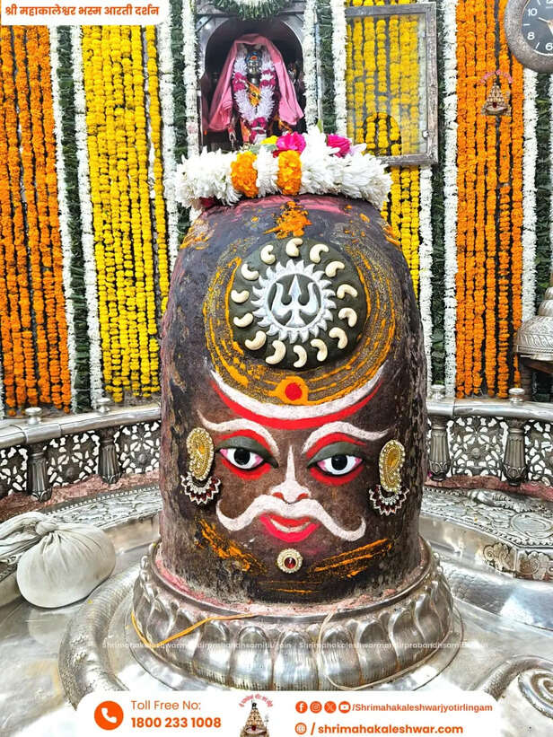 मस्तक पर रजत चंद्र, भांग चंदन तथा गुलाब के पुष्पों की माला से विशेष श्रृंगार किया गया।
