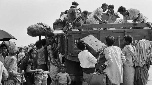 कहानी 1971 की जंग की... जब बांग्लादेश से एक करोड़ शरणार्थी पहुंचे थे भारत!  - More than 1000 Bangladeshi Hindus on India Bangladesh border in  Jalpaiguri BSF ntc - AajTak