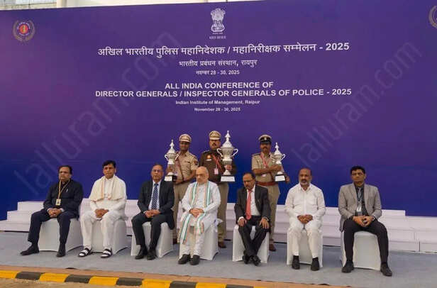केंद्रीय गृहमंत्री अमित शाह ने देश के टॉप-3 पुलिस स्टेशनों को सम्मानित किया। मंच पर अजीत डोभाल, रॉ चीफ पराग जैन और आईबी चीफ तपन डेका मौजूद रहे।