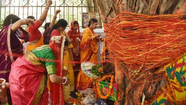 Vat Savitri Vrat 2025: वट सावित्री व्रत पर आज महिलाएं करें ये खास उपाय,  दांपत्य जीवन ओर भी होगा मजबूत! - vat savitri vrat 2025 do these auspicious  or shubh upay on