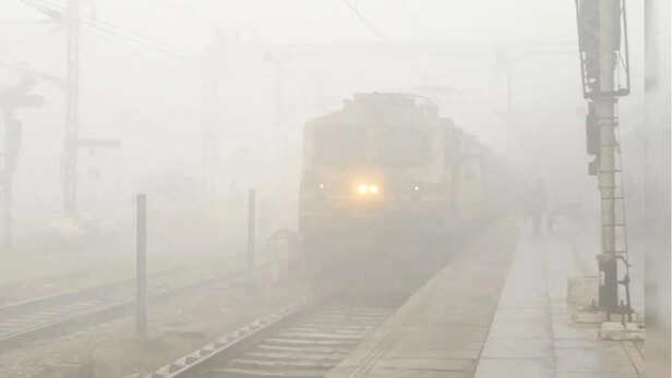 IMD का रेड अलर्ट जारी, घने कोहरे के कारण दिल्ली आने वाली 70 से ज्यादा  ट्रेनें 15 घंटे तक लेट; देखें पूरी लिस्ट - delhi fog red alert due to fog 70