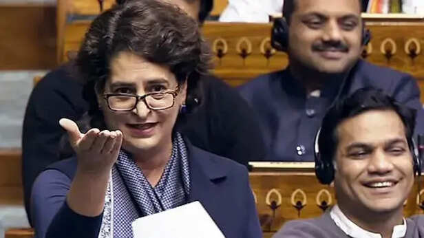 प्रियंका गांधी का संसद में पहला भाषण, संविधान के सवाल पर सरकार को घेरा,  जवाहरलाल नेहरू का भी ज़िक्र किया - BBC News हिंदी
