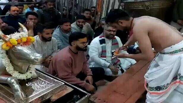 विराट कोहली और कुलदीप यादव ने महाकालेश्वर मंदिर में की प्रार्थना, देखें  वीडियो