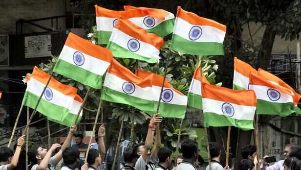 Indian flag rules - Indian flag rules: तिरंगा फहराने के नियम क्या हैं? क्या  रात में फहरा सकते हैं? कागज के झंडे का क्या करें? पढ़िए पूरी गाइड - Indian  flag rules