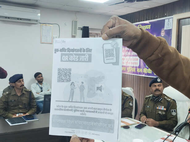 सीधी जिले के थानों में लगाए गए साइन लैंग्वेज आधारित QR कोड।