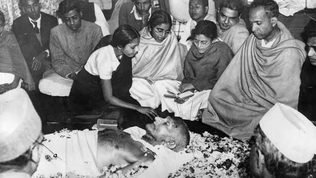 महात्मा गांधी और नाथूराम गोडसे 30 जनवरी, 1948 को क्या कर रहे थे? | What  were Mahatma Gandhi and Nathuram Godse doing on January 30, 1948? - Hindi  Oneindia
