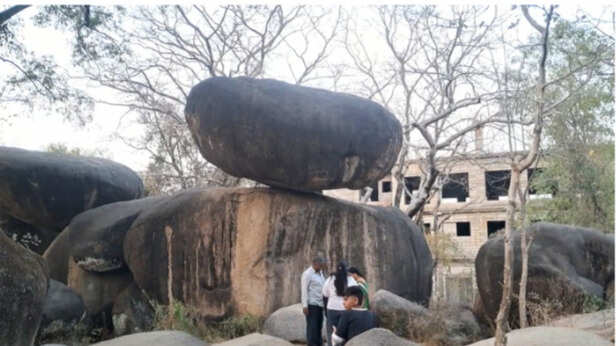 jabalpur-balancing-rock-ai