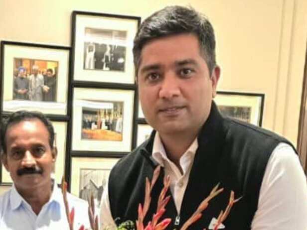 कौन हैं चैतन्य बघेल? सियासी पिच पर उतरने के लगे कयास, समझें पूरा माजरा