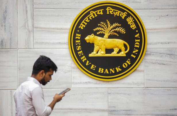 RBI partly dials back strict loan rules for micro credit non bank lenders  अब खुलकर लोन बांट सकेंगी माइक्रो-फाइनेंस कंपनियां, RBI ने बदले नियम,  Business Hindi News - Hindustan