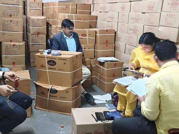 होली से पहले पकड़ी Haldiram की 112 किलो मिलावटी-एक्सपायर्ड मिठाइयां,  सोनपापड़ी-राजभोग को मौके पर नष्ट किया - News18 हिंदी
