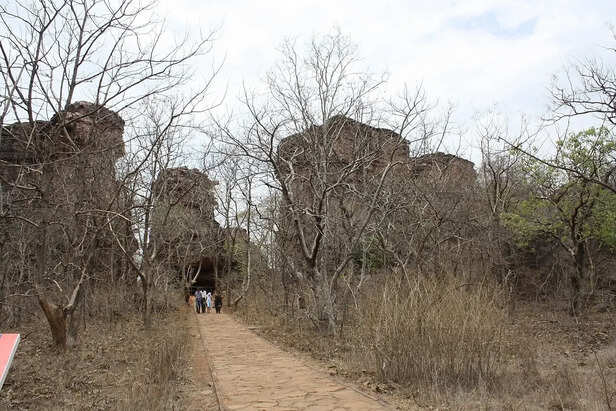 bhimbetka-caves-location-and-tourist-info