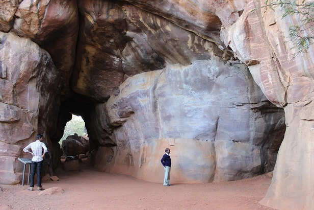 top-attractions-in-bhimbetka-caves