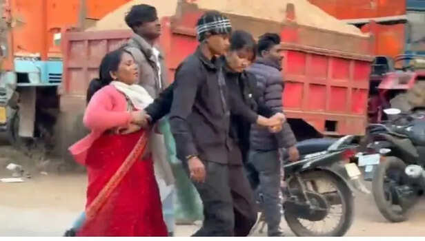 Two girls got married in Bageshwar Dham