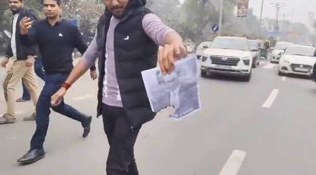 ग्वालियर में मनुवादियों द्वारा "बाबा साहब अंबेडकर जी" की फोटो जलाने पर क्या  कोई मुस्लिम आवाज उठाने आया है क्या ? आज अगर "बाबा साहब अंबेडकर जी ...