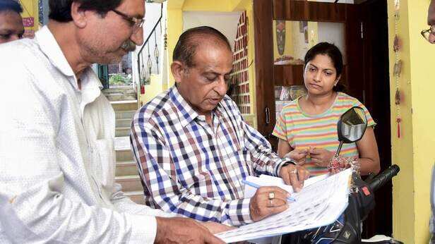 MP: चुनाव आयोग ने 55 जिलों में SIR अभियान किया शुरू, कांग्रेस भड़की; बोली-  EC बना BJP की कठपुतली - SIR process begins in Madhya Pradesh Congress slams  poll panel lcln - AajTak