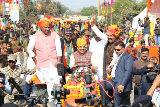 कृषक कल्याण वर्ष-2026 का शुभारंभ:1101 ट्रैक्टर को दिखाई हरी झंडी,cm बोले-अब  खाद की जानकारी मोबाइल पर मिलेगी - Launch Of Farmers' Welfare Year-2026:  1101 Tractors Flagged Off ...
