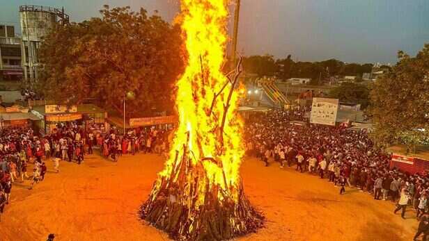 Holashtak 2025: 7 या 8 मार्च, कब से शुरू हो रहा होलाष्टक, जानें इस दौरान  क्यों नहीं करने चाहिए मांगलिक कार्य - holashtak 2025 start date 7 march  holashtak ki parampara kya