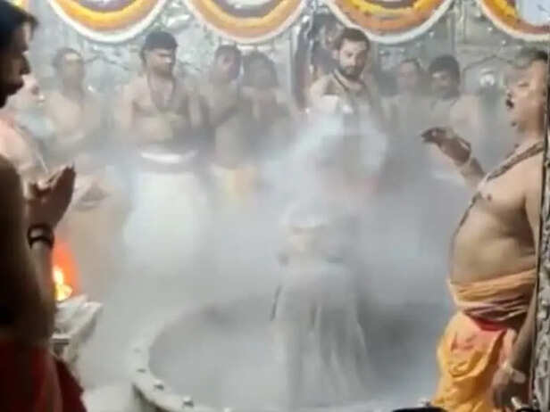 Madhya Pradesh Ujjain Mahakal temple Bhasma Aarti on Mahashivratri 2022 |  Mahashivratri 2022: उज्जैन में भगवान महाकाल के दरबार में हुई भस्म आरती,  सुबह से ही लगा भक्तों का तांता ...