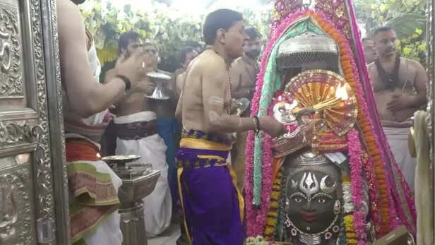 महाकाल मंदिर में 'Pay and Enter' मॉडल? संध्या और शयन आरती की ₹250 फीस, BJP  विधायक ने ही सरकार को घेरा - mahakal temple sandhya shayan arti 250 fees  controversy bjp mla lcln - AajTak