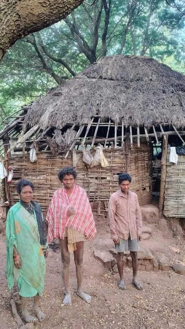 गुरुगुंटला रेड्डैया अपनी पत्नी लक्ष्मी और बेटे गंगिरेड्डी के साथ 