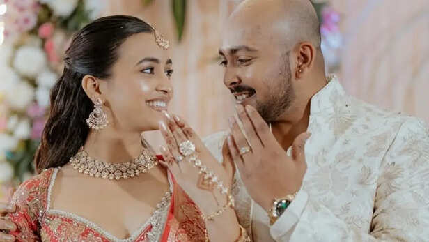 कौन हैं क्रिकेटर पृथ्वी शॉ की होने वाली पत्नी आकृति? सनी लियोनी की फिल्म से  कर चुकी हैं डेब्यू - prithvi shaw engaged to actress akriti agarwal debuted  with sunny leone who