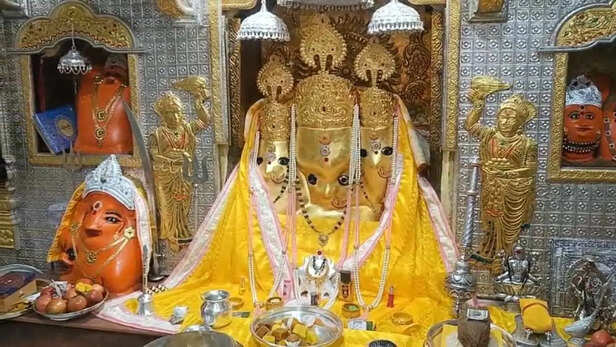 मां बगलामुखी मंदिर में भक्तों का जनसैलाब, खास इतना की दुनिया भर से जुटे लोग