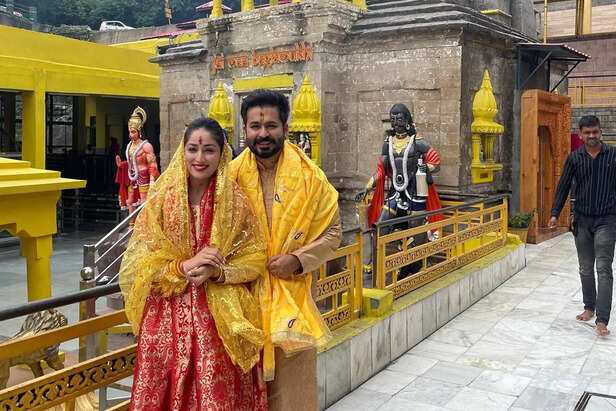 File:Yami Gautam visits Ma Baglamukhi Bankhani Temple Kangra.jpg -  Wikimedia Commons