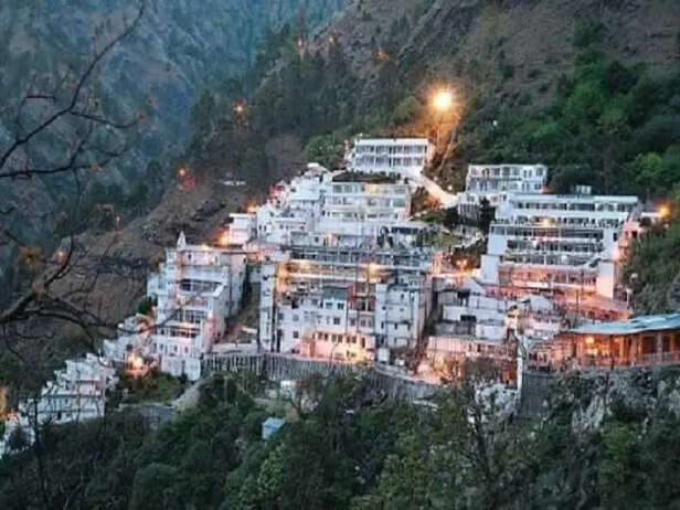 Mata Vaishno Devi visit banned for Pilgrims in night hours decision of the Shrine  Board due to heavy rains | Jammu Kashmir: रात के घंटों में माता वैष्णो देवी  की यात्रा पर