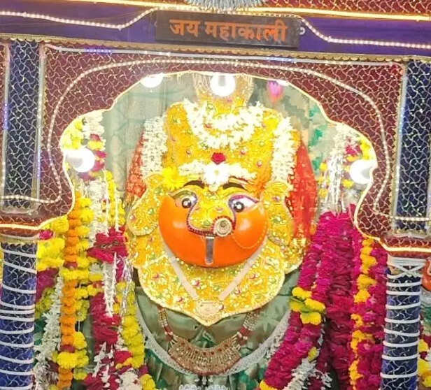 हॉफ पैंट, मिनी स्कर्ट में आए तो लौटना पड़ेगा उलटे पांव, कालिका माता मंदिर  में लागू हुआ ड्रेस कोड - Ratlam Kalika Temple Dress Code