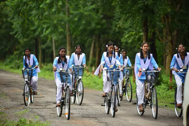 Chattisgarh's innovative &amp; unique Saraswati Cycle Yojana has had a huge  impact on reducing the dropout percentage of girl students. Cycles r given  free of cost 2 all SC/ST &amp; below poverty