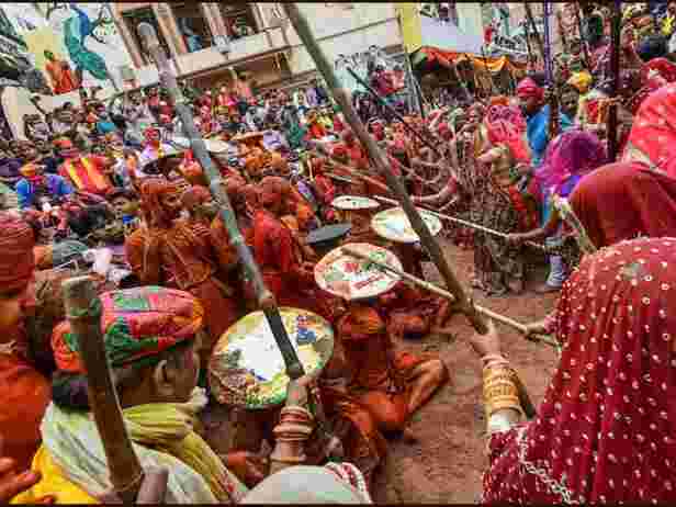 Lathmar Holi 2024: आज ब्रज में खेली जाएगी लट्ठमार होली, जानिए कैसे हुई थी  इसकी शुरुआत| Zee Business Hindi