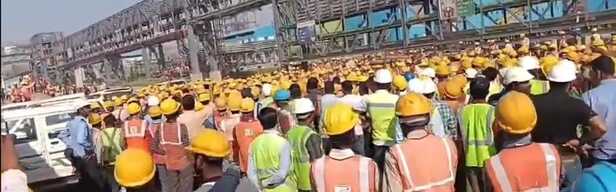 Workers Enraged After Worker's Death, Case Of Adani Group's Bandhura Power  Plant Arson In Power Make Office - Madhya Pradesh News - Singrauli News: सिंगरौली में श्रमिक की मौत के बाद बवाल, गुस्साए