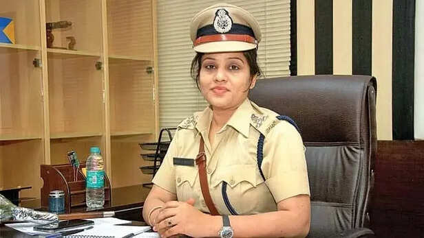 रूपा डी मौदगिल आईपीएस का प्रेरणादायक भाषण - सियासत डेली - आर्काइव