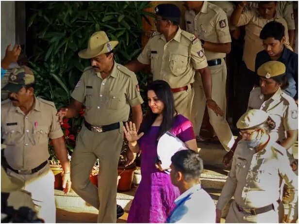 Karnataka IPS D Roopa Moudgil and IAS Rohini Sindhuri transferred after  fighting over sharing personal photos | Karnataka: पर्सनल फोटो शेयर करने पर  IAS-IPS में जंग, सरकार ने दोनों का बिना पोस्टिंग