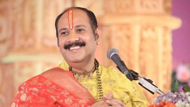 रुद्राक्ष महोत्सव में जुटे लाखों, जानिए कौन हैं पंडित प्रदीप मिश्रा