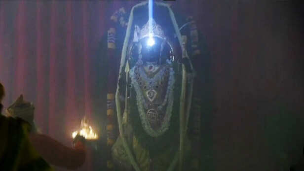 अयोध्या: रामनवमी पर रामलला का हुआ सूर्य तिलक, दिखा भगवान का अद्भुत रूप |  Ramlala's Surya Tilak done on the occasion of Ram Navami In Ayodhya