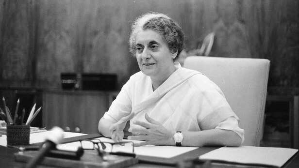 जब इंदिरा गांधी ने पार्टी को बचाने के लिए 1976 में परिसीमन पर लगा दी थी रोक  | Indira gandhi banned delimitation in 1971 to save the party