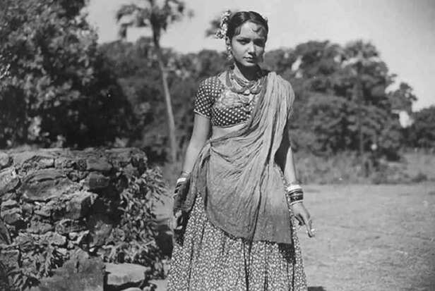 Unknown Facts About First Actress Of Indian Cinema Devika Rani On Her Death  Anniversary - Entertainment News: Amar Ujala - 86 साल पहले इस एक्ट्रेस के  पहले Kissing सीन से हिल गया