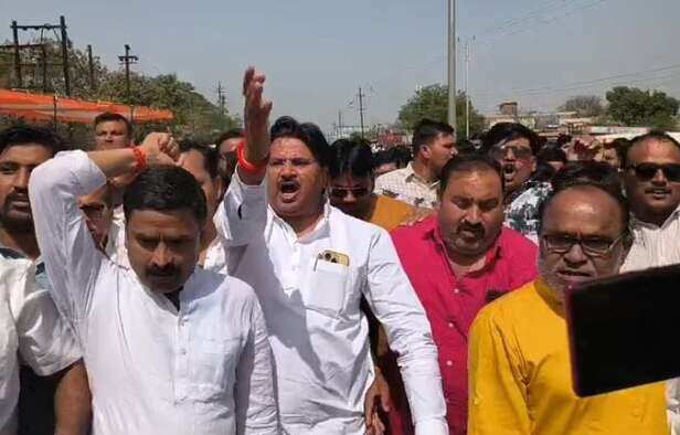 एमपी में “नो रोड-नो टोल” आंदोलन! प्रदर्शनकारियों ने टोल बूथ में की तोड़फोड़;  सीसीटीवी कैमरे भी तोड़े | no road no toll baretha toll plaza nh 719 gwalior  bhind itawa fastag ...