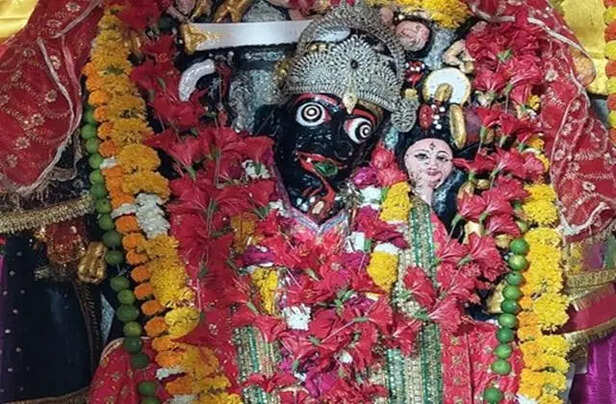 चमत्कारी मंदिर ! जहां झुकी रहती है माता की गर्दन, साल में एक ही बार होती है  सीधी - is mandir mein maa ki gardan hoti h teddy-mobile