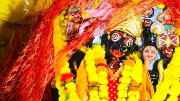 Navratri : दशहरे वाले दिन कंकाली माता की गर्दन हो जाती है सीधी, चमत्कार  देखने वालों के बन जाते है बिगड़े काम | Navratri: Raisen Kankali Mata's neck  gets straight on day