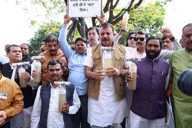 मध्य प्रदेश विधानसभा परिसर में कांग्रेस ने इंदौर की घटना को लेकर किया  प्रदर्शन, पीड़ित परिवारों को न्याय दिलाने की मांग