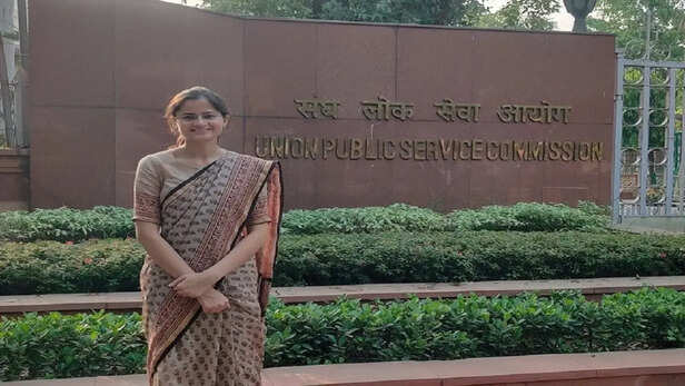 दादा, दीदी और अब छोटी बहन भी बनी IPS, UPSC में मध्य प्रदेश की बेटी ने हासिल  की 96वीं रैंक, ऐसे की थी तैयारी | UPSC 2021 Mini Shukla from Bhind, Madhya