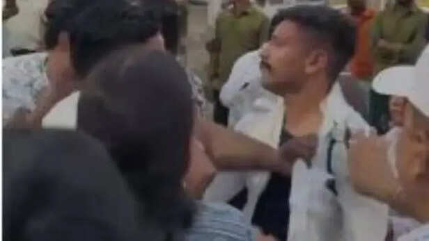 पिकनिक मनाकर लौटे रेलकर्मियों का उत्पात, चेकिंग के दौरान सिपाही की फाड़ी  वर्दी, लात-जूतों से किया लहूलुहान