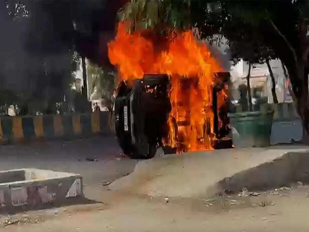 Noida Workers Protest: Violence Erupts as Noida Workers Demand Wage Hike;  District Administration Unveils New Guidelines, ETHRWorld