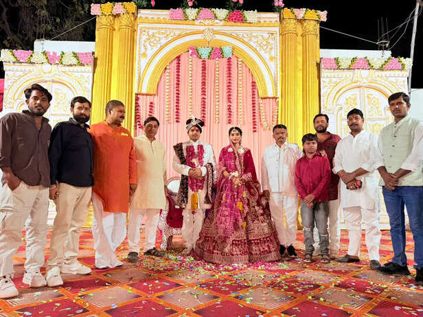 सतना विश्व हिंदू परिषद के जिला उपाध्यक्ष राजबहादुर मिश्रा (भगवा कुर्ते में) ने कन्यादान किया है।