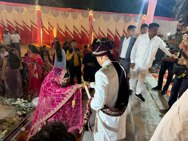 हिंदू रीति-रिवाज से विवाह कराया गया।