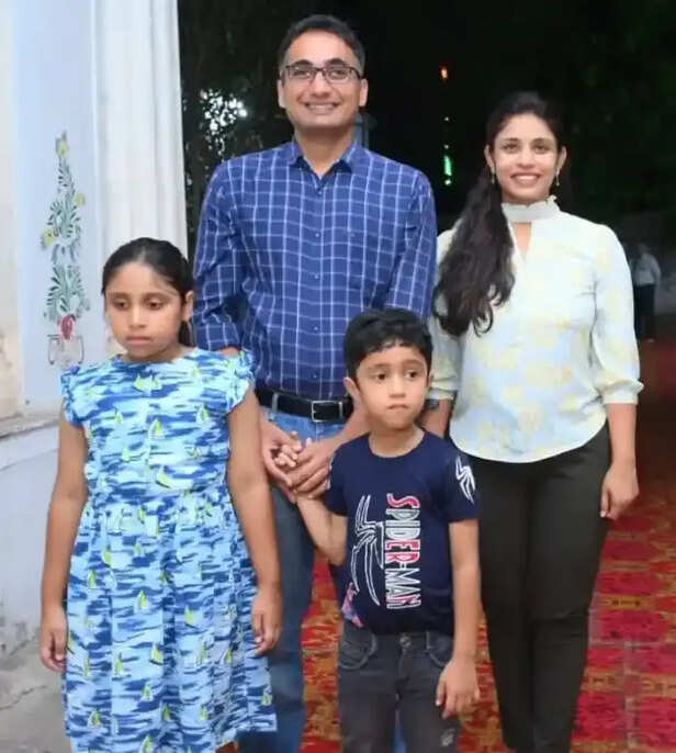 GAURAV-AGRAWAL-IAS-With-His-Wife-Dr-Preeti-Agarwal-and-childrens