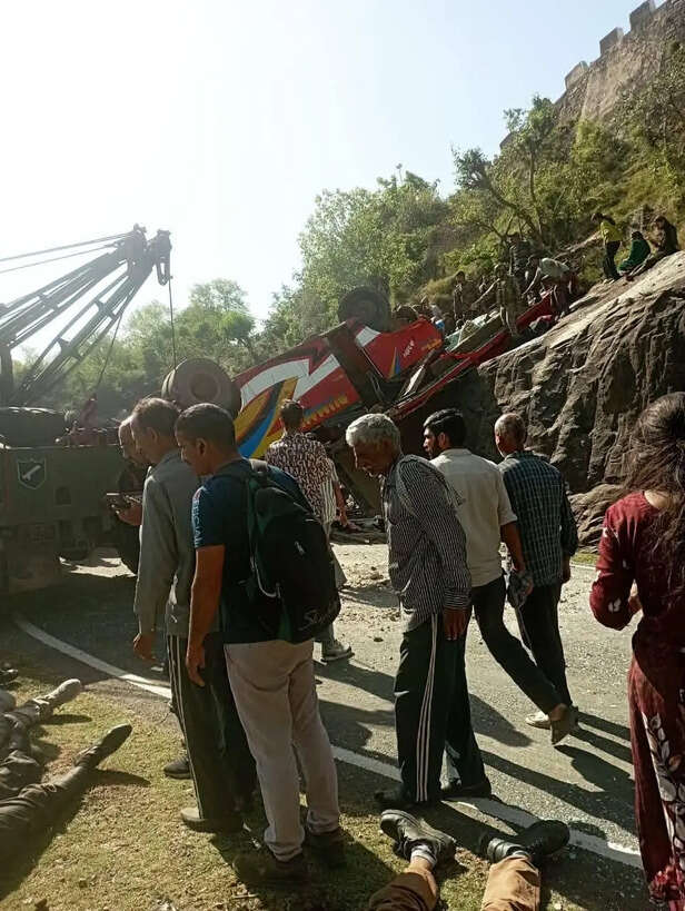 बचाव के लिए क्रेन और सुरक्षाबलों पहुंचे। स्थानीय लोगों ने भी मदद की।
